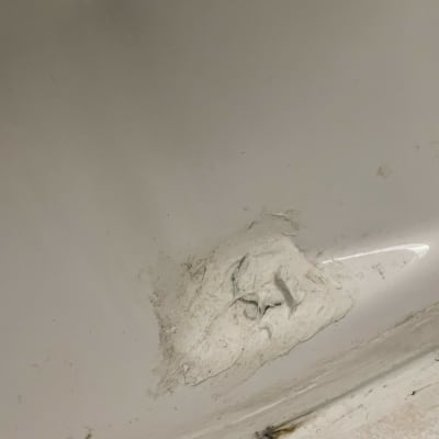 תיקון טיח על אמבטיה עם סדק