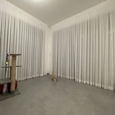 וילונות לבנים תלויים על קיר בזווית