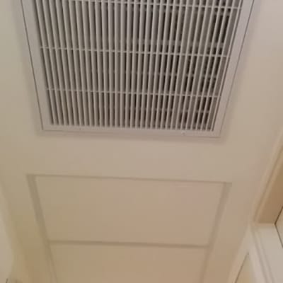 תקרת חדר עם פתח אוורור של מזגן