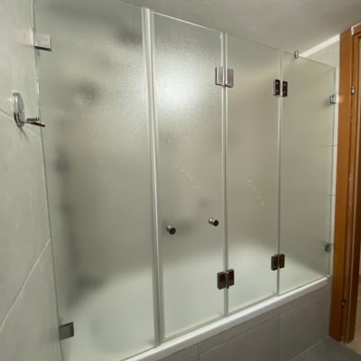 דלתות זכוכית חלבית במקלחת עם ידיות מתכת