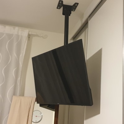 מסך טלוויזיה מותקן על תקרה עם זרוע מתכת