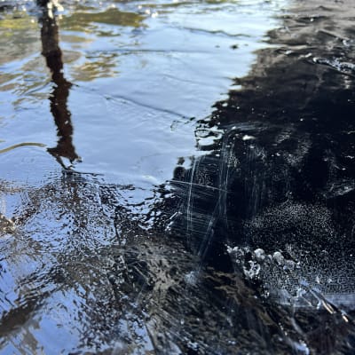 משטח אטום עם שכבת חומר מבריק ושחור