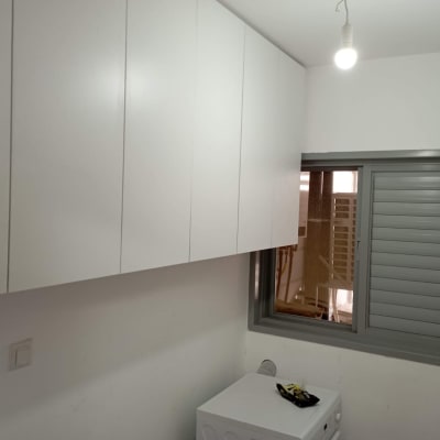 ארונות מטבח לבנים מותקנים על הקיר