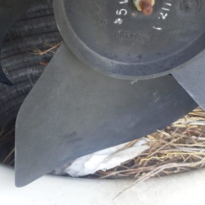 מאוורר של מזגן עם עלים וענפים