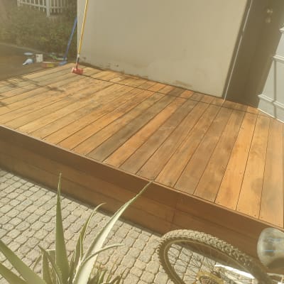 דק עץ עם מטאטא וכלי עבודה בגינה