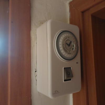 שעון טיימר חשמלי מותקן על קיר