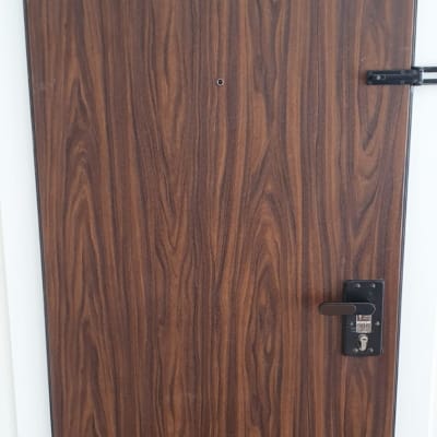 דלת עץ עם ציפוי מתקלף בתחתית