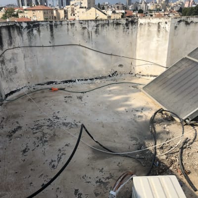 גג עם חיבורים וצינורות לאיטום