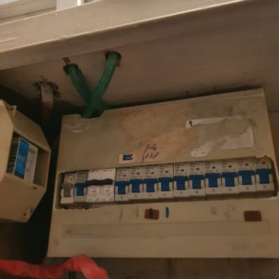 לוח חשמל עם מפסקים וכבלים ירוקים