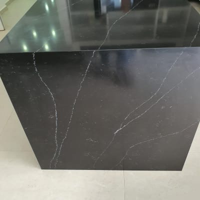 משטח שיש שחור עם עורקים לבנים עדינים