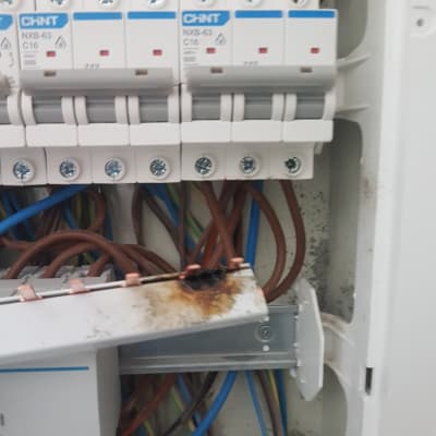 לוח חשמל עם חוטים וממסרי פחת