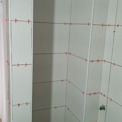 קירות עם אריחים מותקנים ומרווחים אדומים