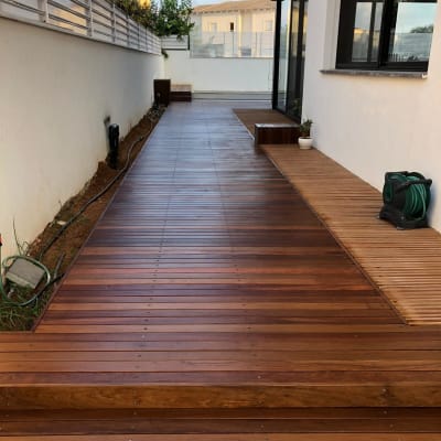 דק עץ חום עם צינור השקיה מגולגל