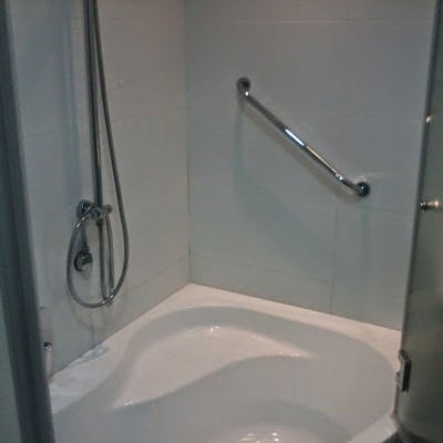 מקלחת עם מוט אחיזה וברז חדש