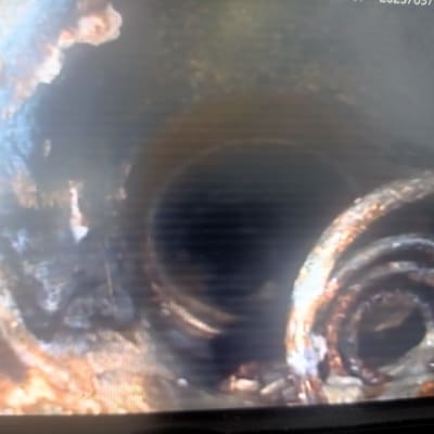 תמונה של צינור חלוד עם סתימה פנימית