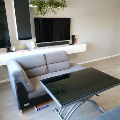 רצפת פרקט עץ בהירה בסלון מודרני