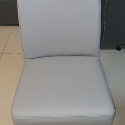 כיסא מרופד בבד אפור עם רגלי עץ