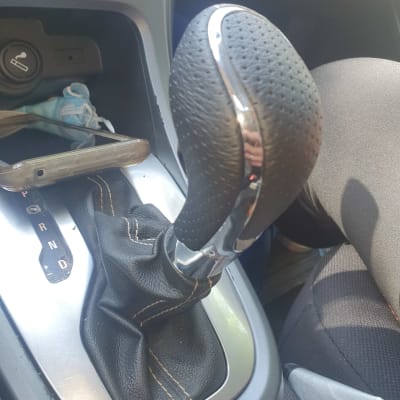 ידית הילוכים ברכב עם כיסוי עור שחור