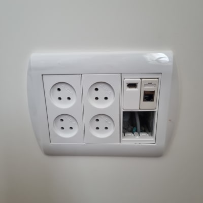 שקעי חשמל ותקשורת בקיר לבן
