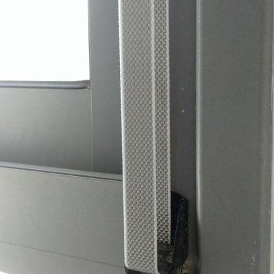 רצועת תריס אפורה מחוברת למסגרת מתכתית