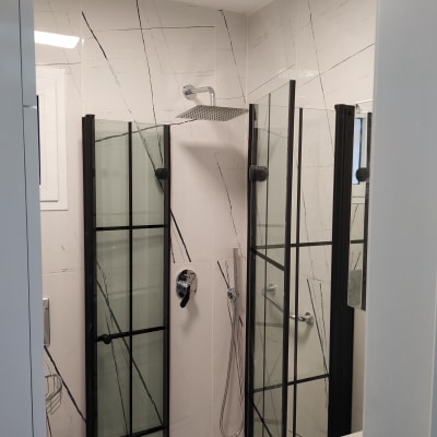 מקלחון חדש עם דלתות זכוכית וברז מודרני