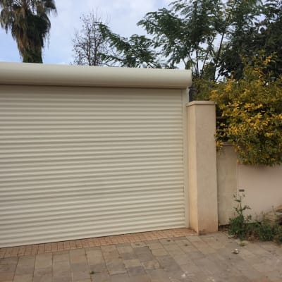 תריס גלילה מאלומיניום בצבע לבן