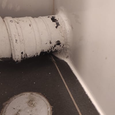 צינור לבן עם תיקון איטום בקיר