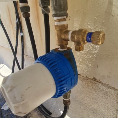 חיבורים וצינורות של דוד שמש על קיר חיצוני