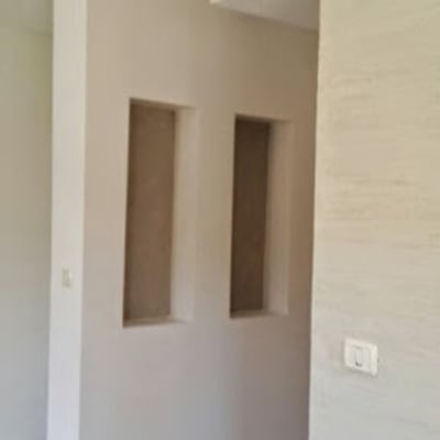 קיר צבוע בלבן עם נישות מרובעות