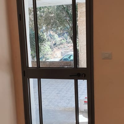 דלת אלומיניום עם חלון זכוכית שקוף