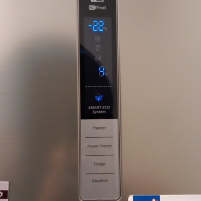 תצוגת טמפרטורה על מקרר עם מערכת חכמה