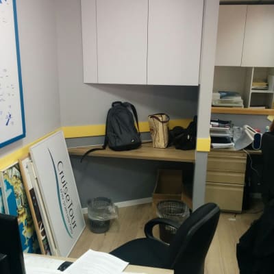 משרד עם ארונות קיר ושולחן עבודה