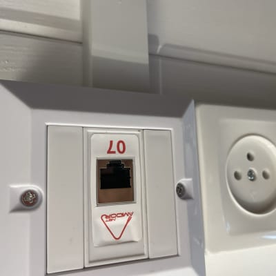 שקע רשת עם חיבור RJ45 על קיר לבן