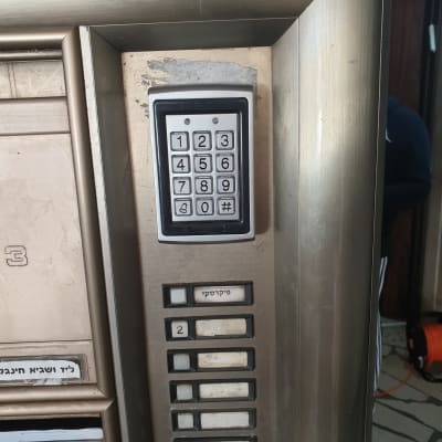 לוח מקשים של אינטרקום עם מספרים וכפתורים