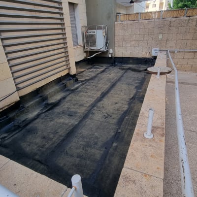 משטח אטום עם יריעות ביטומניות על גג בניין