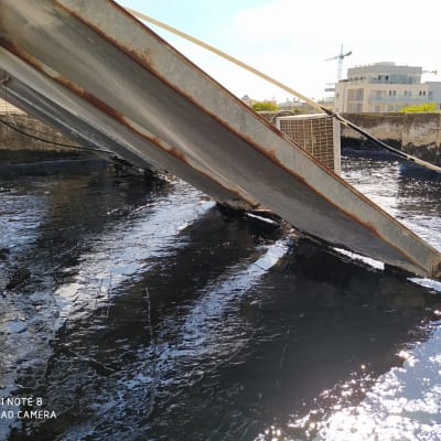 גג אטום בזפת עם קולטי שמש