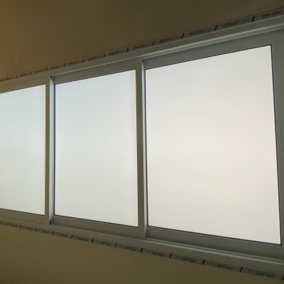 חלון אלומיניום עם שלושה חלקים שקופים