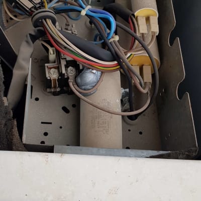 חוטי חשמל ומחברים בתוך יחידת מזגן חיצונית