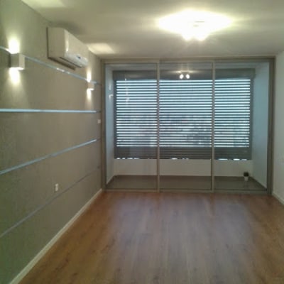 חלון אלומיניום עם תריסים בחדר ריק