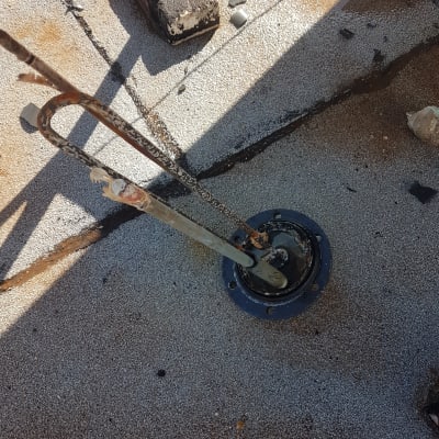 חלקי מתכת חלודים על גג שטוח