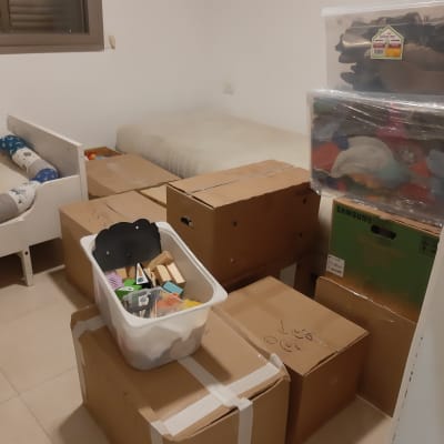 קופסאות קרטון ופלסטיק לארגון חפצים בחדר