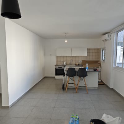 כלי צביעה ודלי צבע על הרצפה בחדר