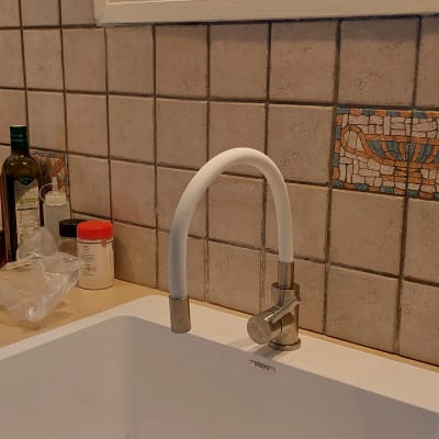 כיור מטבח עם ברז לבן, מסננת נירוסטה