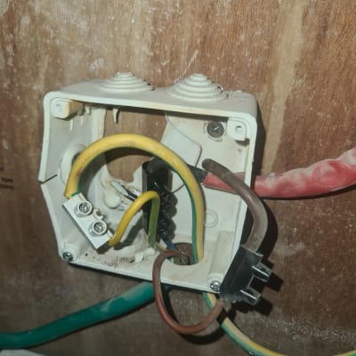 חוטי חשמל צבעוניים בקופסת חיבורים פתוחה