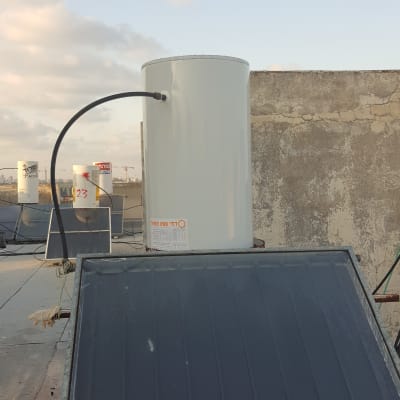 דוד שמש עם קולטים על גג בטון