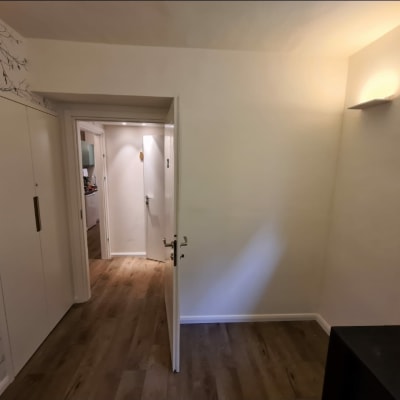 קיר גבס עם תאורה עליונה וחלון קטן