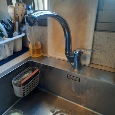 ברז מטבח נירוסטה עם כיור וכלי ניקוי