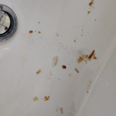 כיור עם לכלוך וכתמים סביב הניקוז