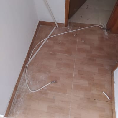 כבלים חשמליים על רצפה ליד קיר לבן