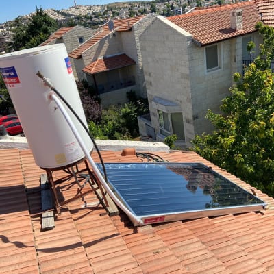 דוד שמש וקולטים על גג רעפים אדום